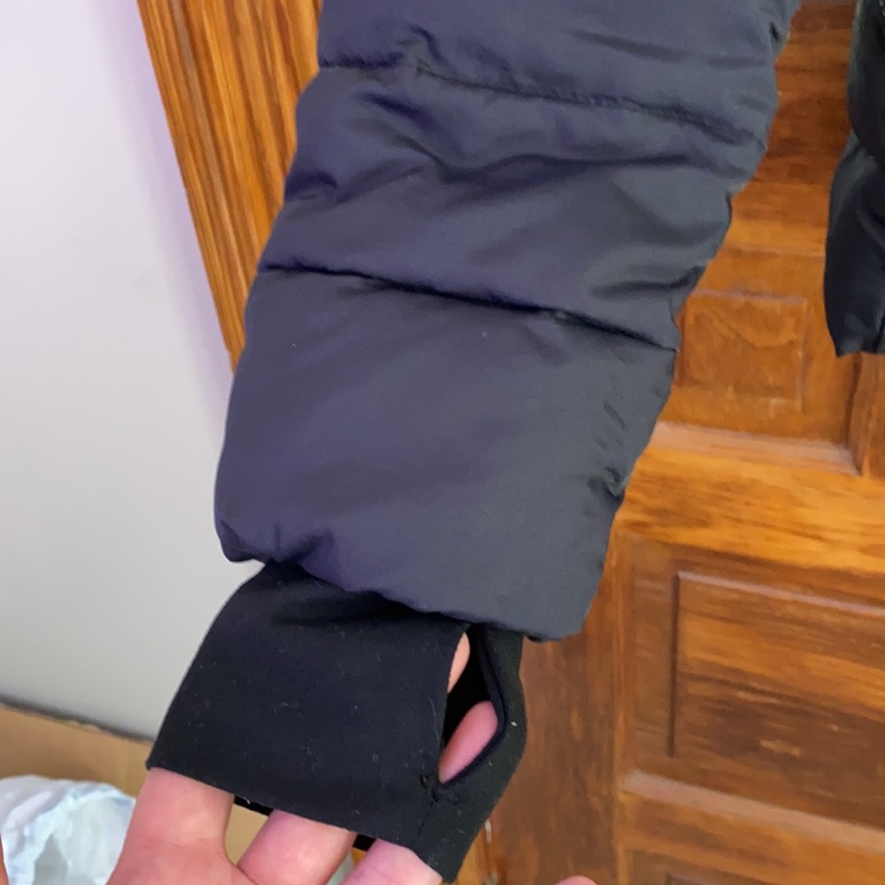 LN women’s black puffer coat with thumbholes and pockets size Small - Picture 4 of 6